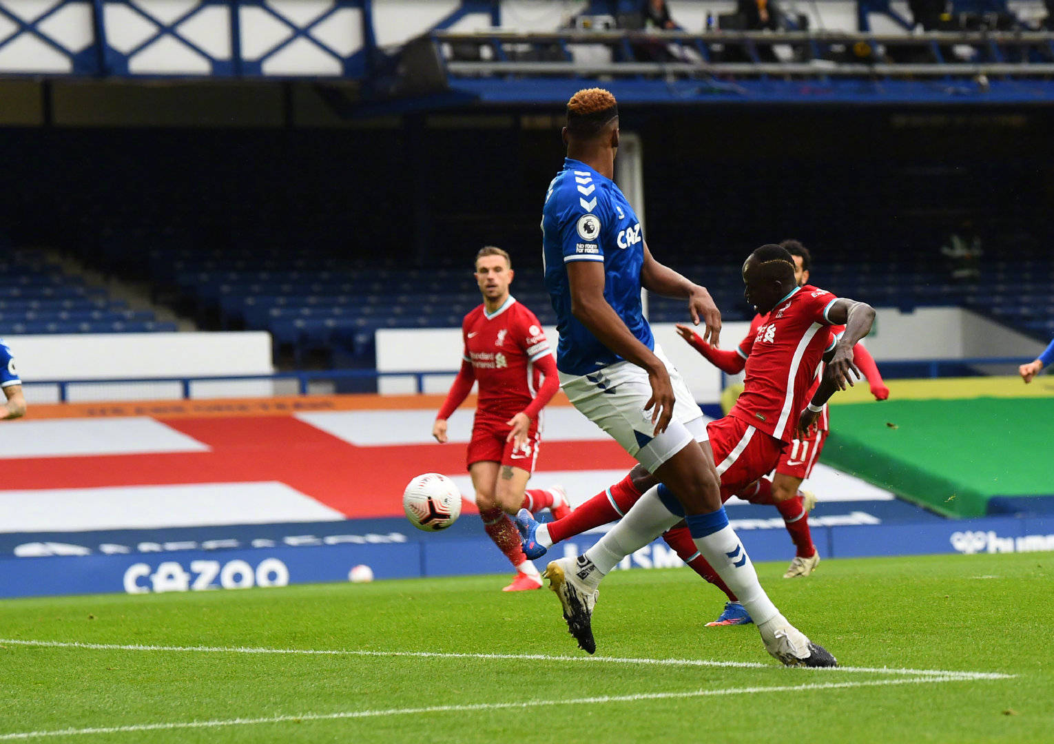 場地兩側設 場地兩側設